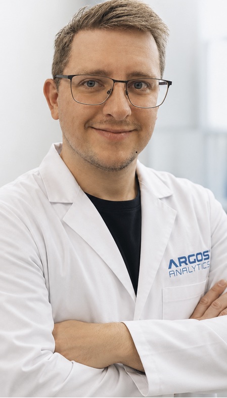 Dr. Stefan Peischard, CEO und Wissenschaftlicher Leiter der Argos Analytics GmbH, im Laborkittel
