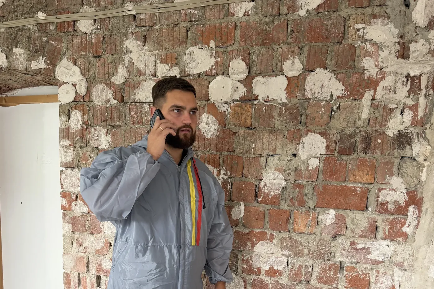 Markus Knaub nimmt eine Anfrage auf der Baustelle telefonisch entgegen