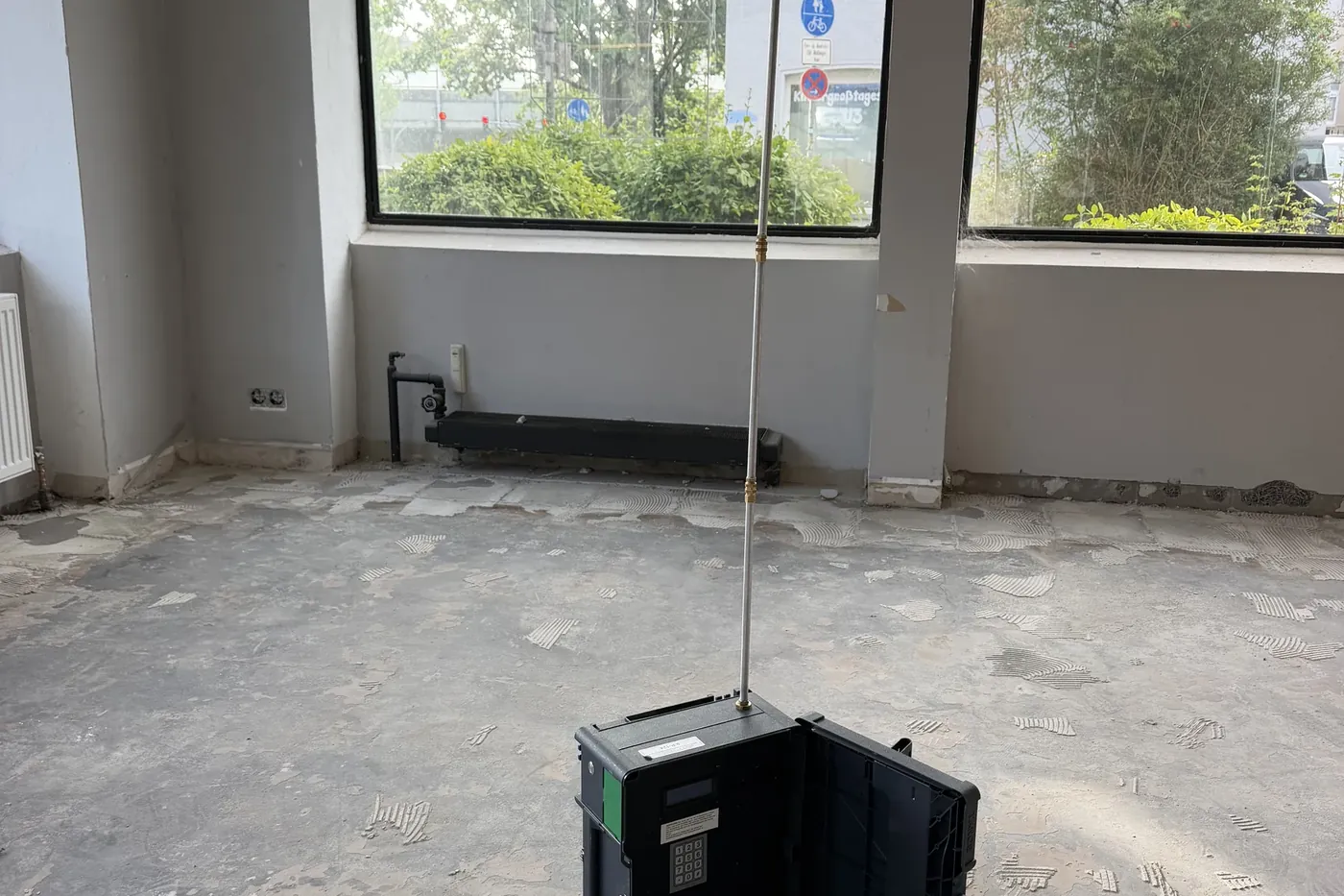 Kofferpumpe mit Teleskopsonde im Wohnraum bei der Asbest-Raumluftmessung