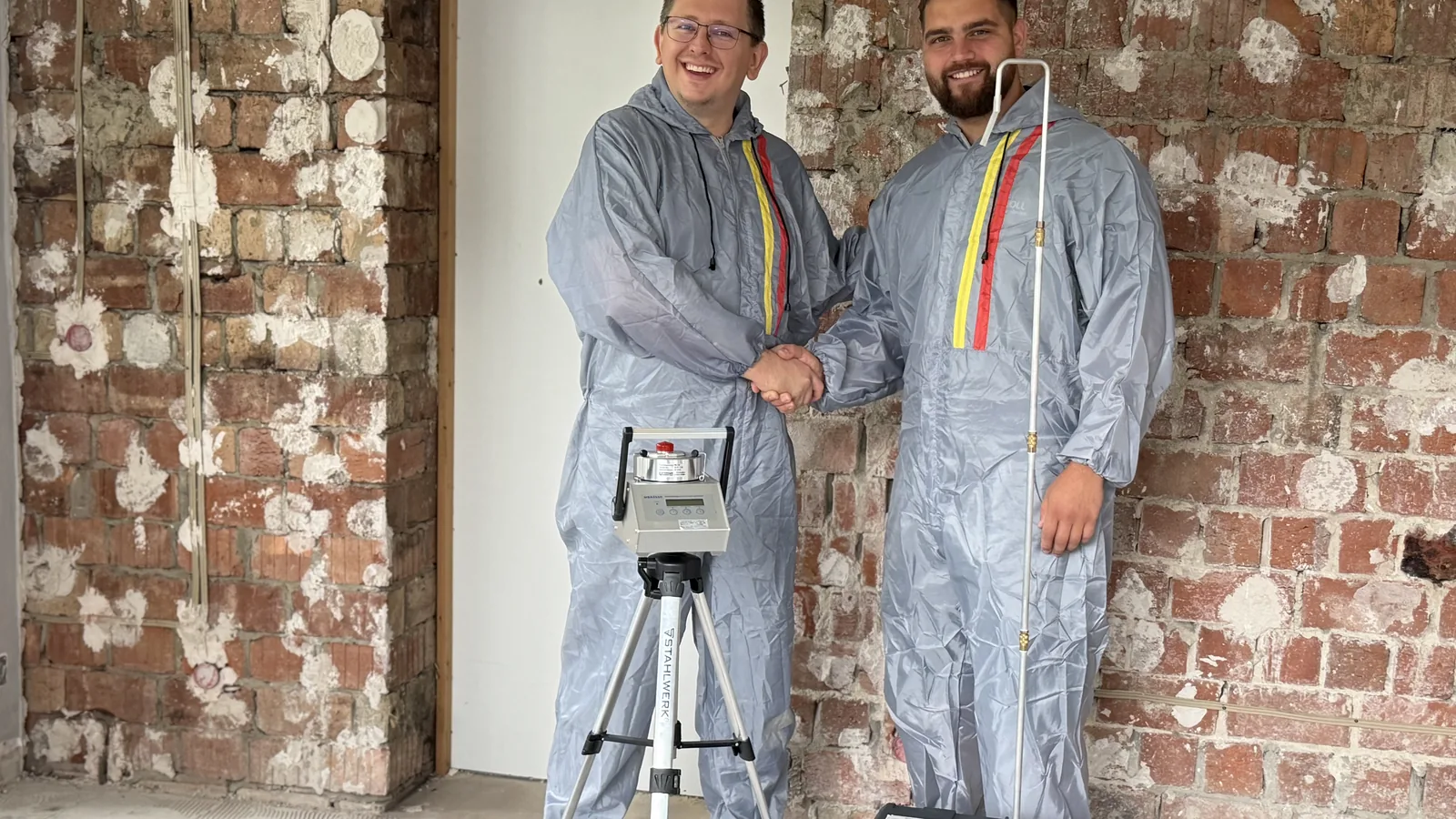 Dr. Stefan Peischard und Markus Knaub mit der Messtechnik am Einsatzort